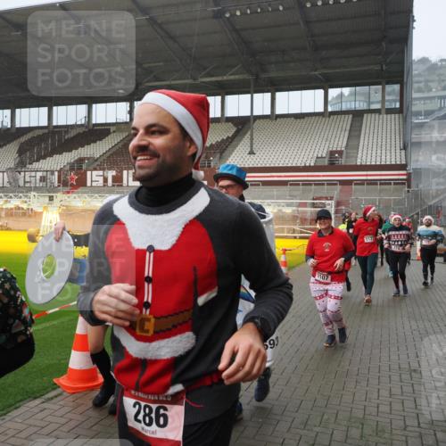 07.12.2025 - St. Pauli X-Mass-Run No. 15 Fabian Wolf http://msf.ph/oto/9408815 07.12.2025 11:07:57 Ziel 271, 273, 286, 293, 389, 397, 653, 772, 774, 1107, 1123, 1129, 1226, 1230, 1249, 1342, 1355, 1378, 1381, 1382, 1383, 1439, 1441, 1460, 1520, 1525, 1809, 1810, 1812, 4798, 4815 meine-sportfotos.de