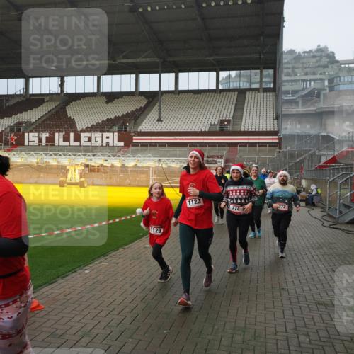 07.12.2025 - St. Pauli X-Mass-Run No. 15 Fabian Wolf http://msf.ph/oto/9408842 07.12.2025 11:07:59 Ziel 271, 273, 286, 293, 629, 635, 653, 772, 774, 1107, 1123, 1129, 1226, 1230, 1249, 1342, 1355, 1378, 1381, 1382, 1383, 1439, 1441, 1460, 1520, 1525, 1809, 1810, 1812, 4798, 4815 meine-sportfotos.de