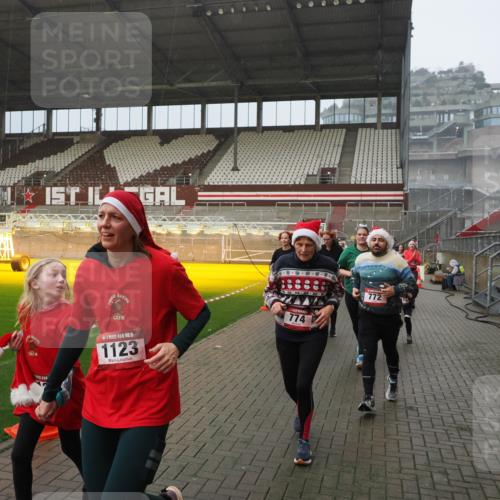 07.12.2025 - St. Pauli X-Mass-Run No. 15 Fabian Wolf http://msf.ph/oto/9408858 07.12.2025 11:08:00 Ziel 271, 273, 286, 293, 629, 635, 653, 772, 774, 1107, 1123, 1129, 1226, 1230, 1249, 1342, 1355, 1378, 1381, 1382, 1383, 1439, 1441, 1460, 1520, 1525, 1809, 1810, 1812, 4798, 4815 meine-sportfotos.de