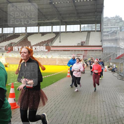 07.12.2025 - St. Pauli X-Mass-Run No. 15 Fabian Wolf http://msf.ph/oto/9408897 07.12.2025 11:08:03 Ziel 286, 293, 629, 635, 653, 772, 774, 1107, 1123, 1129, 1226, 1230, 1249, 1342, 1355, 1378, 1381, 1382, 1383, 1460, 1520, 1525, 1596, 1809, 1810, 4798, 4815 meine-sportfotos.de