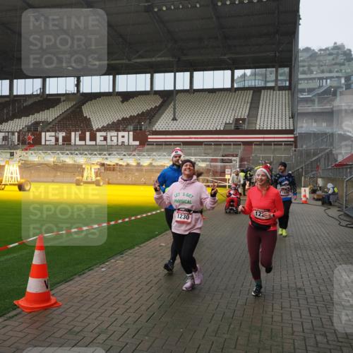 07.12.2025 - St. Pauli X-Mass-Run No. 15 Fabian Wolf http://msf.ph/oto/9408909 07.12.2025 11:08:04 Ziel 286, 293, 629, 635, 653, 772, 774, 1107, 1123, 1129, 1226, 1230, 1249, 1342, 1355, 1378, 1381, 1382, 1383, 1460, 1520, 1525, 1596, 1809, 1810, 4798, 4815 meine-sportfotos.de