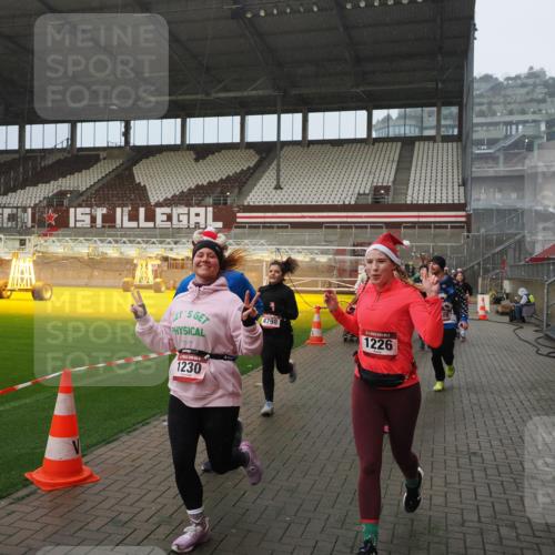 07.12.2025 - St. Pauli X-Mass-Run No. 15 Fabian Wolf http://msf.ph/oto/9408918 07.12.2025 11:08:04 Ziel 286, 293, 629, 635, 653, 772, 774, 1107, 1123, 1129, 1226, 1230, 1249, 1342, 1355, 1378, 1381, 1382, 1383, 1460, 1520, 1525, 1596, 1809, 1810, 4798, 4815 meine-sportfotos.de