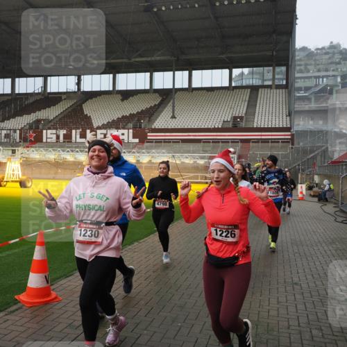 07.12.2025 - St. Pauli X-Mass-Run No. 15 Fabian Wolf http://msf.ph/oto/9408921 07.12.2025 11:08:04 Ziel 286, 293, 629, 635, 653, 772, 774, 1107, 1123, 1129, 1226, 1230, 1249, 1342, 1355, 1378, 1381, 1382, 1383, 1460, 1520, 1525, 1596, 1809, 1810, 4798, 4815 meine-sportfotos.de