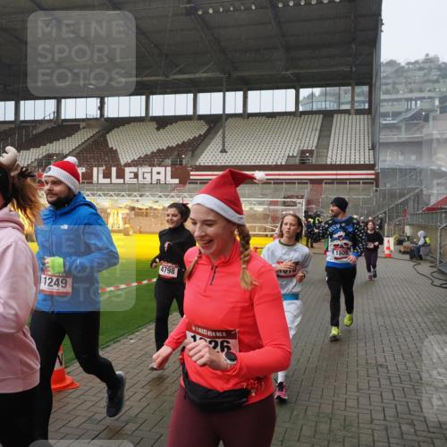07.12.2025 - St. Pauli X-Mass-Run No. 15 Fabian Wolf http://msf.ph/oto/9408927 07.12.2025 11:08:05 Ziel 286, 293, 629, 635, 653, 772, 774, 1107, 1123, 1129, 1226, 1230, 1249, 1342, 1355, 1378, 1381, 1382, 1383, 1460, 1520, 1525, 1596, 1809, 1810, 4798, 4815 meine-sportfotos.de