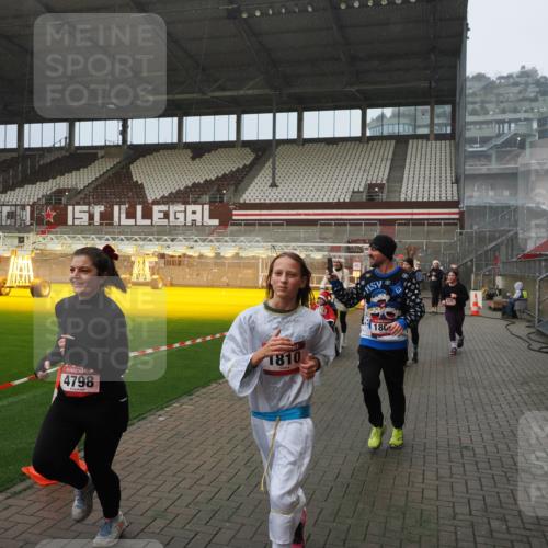 07.12.2025 - St. Pauli X-Mass-Run No. 15 Fabian Wolf http://msf.ph/oto/9408936 07.12.2025 11:08:05 Ziel 286, 293, 629, 635, 653, 772, 774, 1107, 1123, 1129, 1226, 1230, 1249, 1342, 1355, 1378, 1381, 1382, 1383, 1460, 1520, 1525, 1596, 1809, 1810, 4798, 4815 meine-sportfotos.de