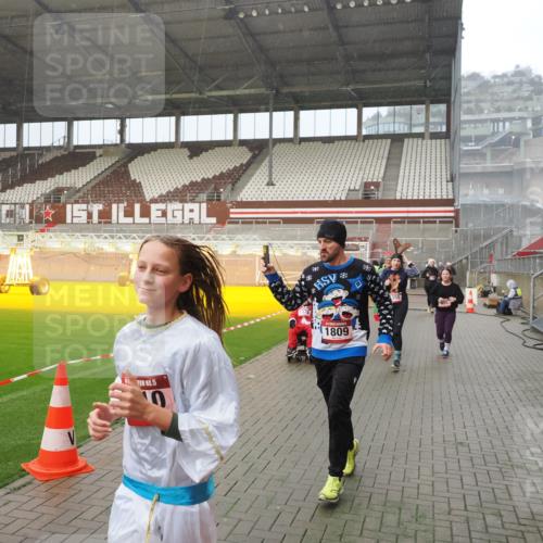 07.12.2025 - St. Pauli X-Mass-Run No. 15 Fabian Wolf http://msf.ph/oto/9408942 07.12.2025 11:08:06 Ziel 286, 293, 629, 635, 653, 772, 774, 1107, 1123, 1129, 1226, 1230, 1249, 1342, 1355, 1381, 1460, 1520, 1525, 1596, 1809, 1810, 4798, 4815 meine-sportfotos.de