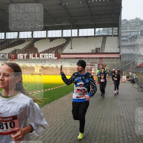 07.12.2025 - St. Pauli X-Mass-Run No. 15 Fabian Wolf http://msf.ph/oto/9408945 07.12.2025 11:08:06 Ziel 286, 293, 629, 635, 653, 772, 774, 1107, 1123, 1129, 1226, 1230, 1249, 1342, 1355, 1381, 1460, 1520, 1525, 1596, 1809, 1810, 4798, 4815 meine-sportfotos.de