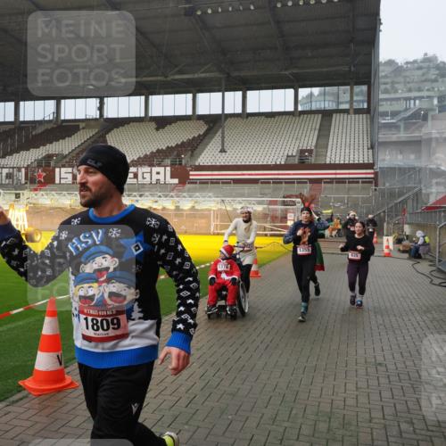 07.12.2025 - St. Pauli X-Mass-Run No. 15 Fabian Wolf http://msf.ph/oto/9408955 07.12.2025 11:08:07 Ziel 629, 635, 653, 772, 774, 1107, 1123, 1129, 1226, 1230, 1249, 1342, 1355, 1520, 1525, 1559, 1596, 1809, 1810, 4798, 4815 meine-sportfotos.de