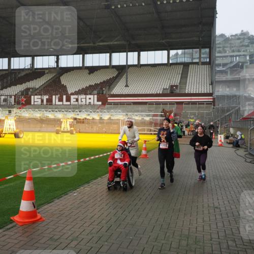 07.12.2025 - St. Pauli X-Mass-Run No. 15 Fabian Wolf http://msf.ph/oto/9408961 07.12.2025 11:08:07 Ziel 629, 635, 653, 772, 774, 1107, 1123, 1129, 1226, 1230, 1249, 1342, 1355, 1520, 1525, 1559, 1596, 1809, 1810, 4798, 4815 meine-sportfotos.de