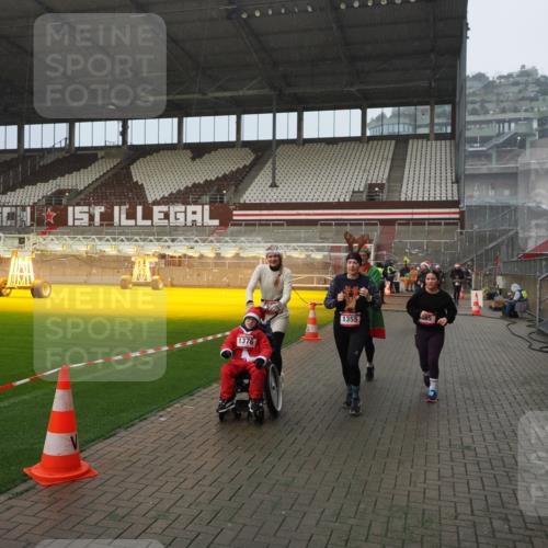07.12.2025 - St. Pauli X-Mass-Run No. 15 Fabian Wolf http://msf.ph/oto/9408964 07.12.2025 11:08:07 Ziel 629, 635, 653, 772, 774, 1107, 1123, 1129, 1226, 1230, 1249, 1342, 1355, 1520, 1525, 1559, 1596, 1809, 1810, 4798, 4815 meine-sportfotos.de