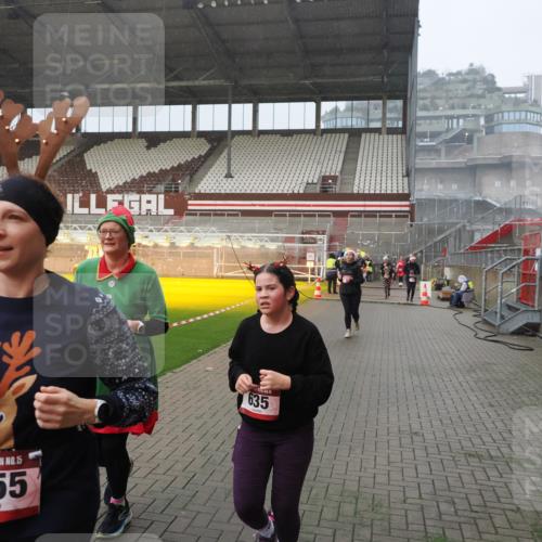 07.12.2025 - St. Pauli X-Mass-Run No. 15 Fabian Wolf http://msf.ph/oto/9408988 07.12.2025 11:08:09 Ziel 100, 629, 635, 653, 772, 774, 1107, 1123, 1129, 1226, 1230, 1249, 1342, 1355, 1520, 1525, 1559, 1560, 1596, 1809, 1810, 4798, 4815 meine-sportfotos.de