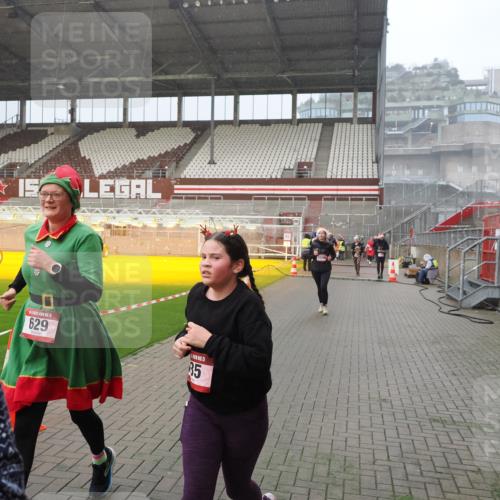 07.12.2025 - St. Pauli X-Mass-Run No. 15 Fabian Wolf http://msf.ph/oto/9408991 07.12.2025 11:08:10 Ziel 100, 629, 635, 653, 772, 774, 1123, 1129, 1226, 1230, 1249, 1342, 1355, 1520, 1525, 1559, 1560, 1596, 1809, 1810, 4798, 4815 meine-sportfotos.de