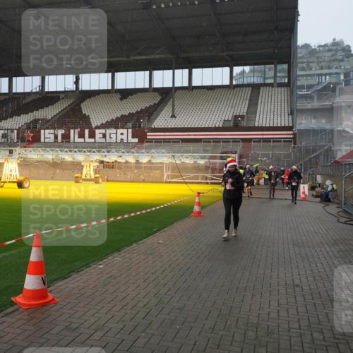 07.12.2025 - St. Pauli X-Mass-Run No. 15 Fabian Wolf http://msf.ph/oto/9409009 07.12.2025 11:08:11 Ziel 100, 629, 635, 653, 772, 1129, 1226, 1230, 1249, 1342, 1355, 1520, 1525, 1559, 1560, 1596, 1809, 1810, 4798, 4815 meine-sportfotos.de