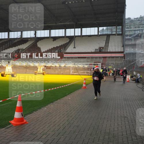 07.12.2025 - St. Pauli X-Mass-Run No. 15 Fabian Wolf http://msf.ph/oto/9409013 07.12.2025 11:08:11 Ziel 100, 629, 635, 653, 772, 1129, 1226, 1230, 1249, 1342, 1355, 1520, 1525, 1559, 1560, 1596, 1809, 1810, 4798, 4815 meine-sportfotos.de