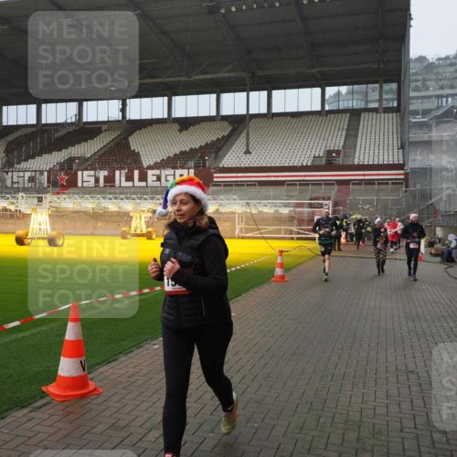 07.12.2025 - St. Pauli X-Mass-Run No. 15 Fabian Wolf http://msf.ph/oto/9409041 07.12.2025 11:08:13 Ziel 100, 629, 635, 653, 1078, 1170, 1226, 1230, 1249, 1342, 1355, 1520, 1525, 1559, 1560, 1596, 1809, 1810, 4798, 4815 meine-sportfotos.de