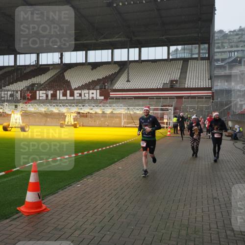 07.12.2025 - St. Pauli X-Mass-Run No. 15 Fabian Wolf http://msf.ph/oto/9409053 07.12.2025 11:08:15 Ziel 100, 396, 629, 635, 758, 1078, 1170, 1226, 1230, 1249, 1355, 1559, 1560, 1596, 1706, 1809, 1810, 4798, 4815 meine-sportfotos.de