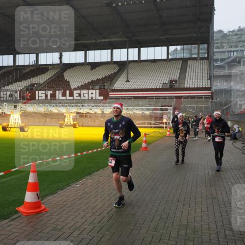 07.12.2025 - St. Pauli X-Mass-Run No. 15 Fabian Wolf http://msf.ph/oto/9409065 07.12.2025 11:08:16 Ziel 100, 396, 446, 629, 635, 758, 1078, 1170, 1226, 1249, 1559, 1560, 1596, 1706, 1809, 1810, 4798 meine-sportfotos.de