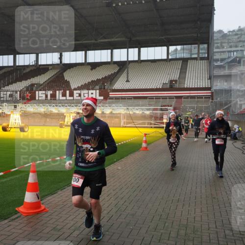07.12.2025 - St. Pauli X-Mass-Run No. 15 Fabian Wolf http://msf.ph/oto/9409071 07.12.2025 11:08:16 Ziel 100, 396, 446, 629, 635, 758, 1078, 1170, 1226, 1249, 1559, 1560, 1596, 1706, 1809, 1810, 4798 meine-sportfotos.de
