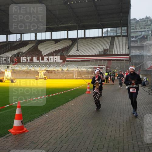 07.12.2025 - St. Pauli X-Mass-Run No. 15 Fabian Wolf http://msf.ph/oto/9409074 07.12.2025 11:08:17 Ziel 100, 396, 446, 629, 635, 758, 1078, 1170, 1559, 1560, 1596, 1706, 1809, 1810, 4798 meine-sportfotos.de