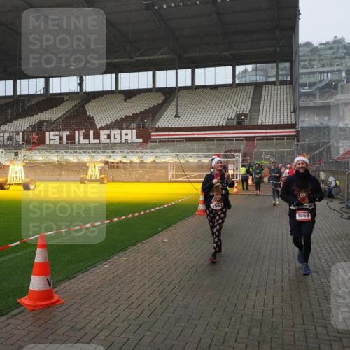 07.12.2025 - St. Pauli X-Mass-Run No. 15 Fabian Wolf http://msf.ph/oto/9409077 07.12.2025 11:08:17 Ziel 100, 396, 446, 629, 635, 758, 1078, 1170, 1559, 1560, 1596, 1706, 1809, 1810, 4798 meine-sportfotos.de