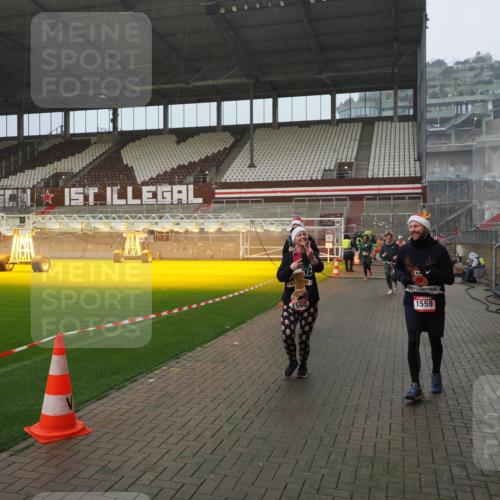 07.12.2025 - St. Pauli X-Mass-Run No. 15 Fabian Wolf http://msf.ph/oto/9409080 07.12.2025 11:08:17 Ziel 100, 396, 446, 629, 635, 758, 1078, 1170, 1559, 1560, 1596, 1706, 1809, 1810, 4798 meine-sportfotos.de