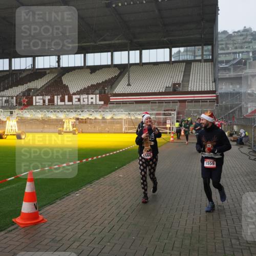07.12.2025 - St. Pauli X-Mass-Run No. 15 Fabian Wolf http://msf.ph/oto/9409083 07.12.2025 11:08:17 Ziel 100, 396, 446, 629, 635, 758, 1078, 1170, 1559, 1560, 1596, 1706, 1809, 1810, 4798 meine-sportfotos.de