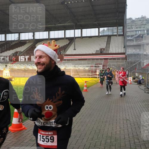 07.12.2025 - St. Pauli X-Mass-Run No. 15 Fabian Wolf http://msf.ph/oto/9409107 07.12.2025 11:08:19 Ziel 100, 396, 446, 629, 635, 758, 1078, 1170, 1559, 1560, 1596, 1706 meine-sportfotos.de