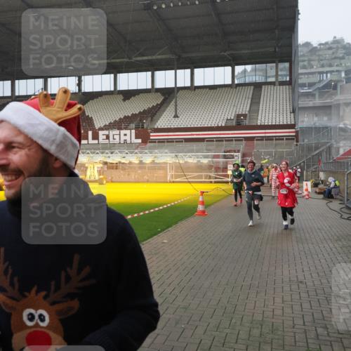 07.12.2025 - St. Pauli X-Mass-Run No. 15 Fabian Wolf http://msf.ph/oto/9409110 07.12.2025 11:08:19 Ziel 100, 396, 446, 629, 635, 758, 1078, 1170, 1559, 1560, 1596, 1706 meine-sportfotos.de