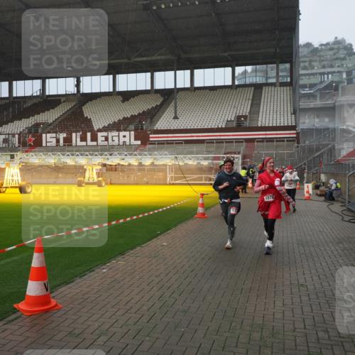 07.12.2025 - St. Pauli X-Mass-Run No. 15 Fabian Wolf http://msf.ph/oto/9409121 07.12.2025 11:08:21 Ziel 100, 152, 155, 166, 396, 446, 758, 784, 1078, 1170, 1559, 1560, 1596, 1706 meine-sportfotos.de