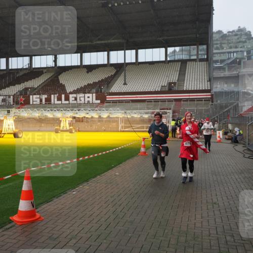 07.12.2025 - St. Pauli X-Mass-Run No. 15 Fabian Wolf http://msf.ph/oto/9409125 07.12.2025 11:08:21 Ziel 100, 152, 155, 166, 396, 446, 758, 784, 1078, 1170, 1559, 1560, 1596, 1706 meine-sportfotos.de