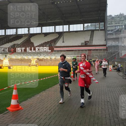 07.12.2025 - St. Pauli X-Mass-Run No. 15 Fabian Wolf http://msf.ph/oto/9409131 07.12.2025 11:08:22 Ziel 100, 152, 155, 166, 396, 446, 758, 784, 1078, 1170, 1184, 1559, 1560, 1596, 1706 meine-sportfotos.de