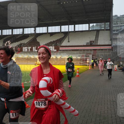 07.12.2025 - St. Pauli X-Mass-Run No. 15 Fabian Wolf http://msf.ph/oto/9409150 07.12.2025 11:08:23 Ziel 100, 152, 155, 166, 396, 446, 758, 784, 1078, 1170, 1184, 1559, 1560, 1596, 1706 meine-sportfotos.de