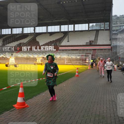 07.12.2025 - St. Pauli X-Mass-Run No. 15 Fabian Wolf http://msf.ph/oto/9409162 07.12.2025 11:08:24 Ziel 100, 152, 155, 166, 396, 446, 758, 784, 1078, 1170, 1184, 1424, 1491, 1559, 1560, 1625, 1706, 2259 meine-sportfotos.de
