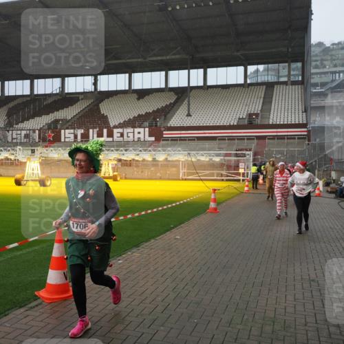 07.12.2025 - St. Pauli X-Mass-Run No. 15 Fabian Wolf http://msf.ph/oto/9409165 07.12.2025 11:08:25 Ziel 100, 152, 155, 166, 396, 446, 758, 784, 1078, 1170, 1184, 1424, 1491, 1559, 1560, 1625, 1706, 2259 meine-sportfotos.de