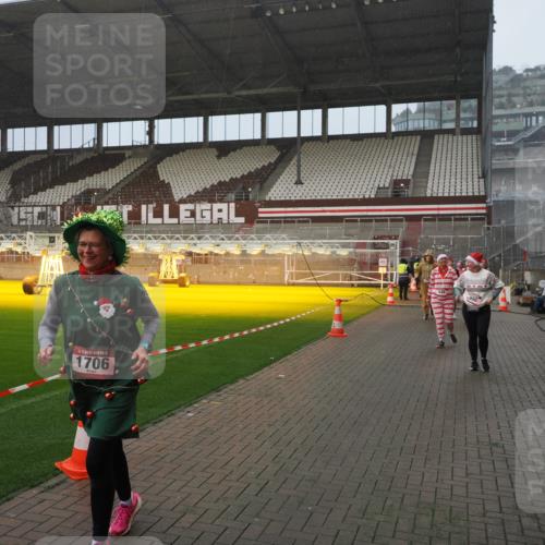 07.12.2025 - St. Pauli X-Mass-Run No. 15 Fabian Wolf http://msf.ph/oto/9409168 07.12.2025 11:08:25 Ziel 100, 152, 155, 166, 396, 446, 758, 784, 1078, 1170, 1184, 1424, 1491, 1559, 1560, 1625, 1706, 2259 meine-sportfotos.de
