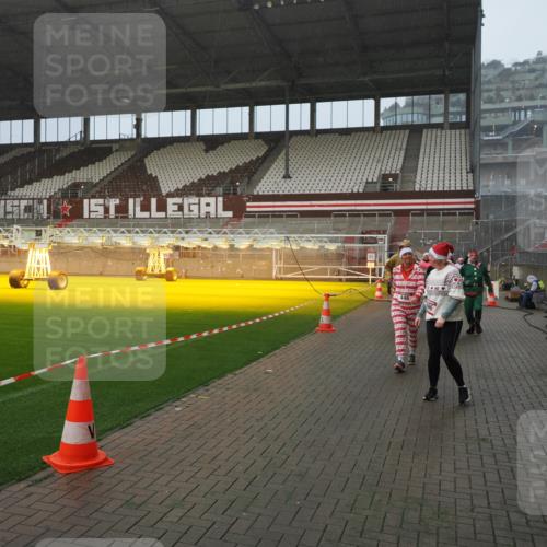 07.12.2025 - St. Pauli X-Mass-Run No. 15 Fabian Wolf http://msf.ph/oto/9409174 07.12.2025 11:08:27 Ziel 100, 152, 155, 166, 396, 446, 758, 784, 1078, 1170, 1184, 1424, 1491, 1559, 1560, 1625, 1706, 2259, 2893, 4584, 4819, 4830 meine-sportfotos.de