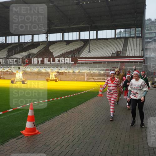 07.12.2025 - St. Pauli X-Mass-Run No. 15 Fabian Wolf http://msf.ph/oto/9409199 07.12.2025 11:08:28 Ziel 100, 152, 155, 166, 396, 446, 758, 784, 1078, 1170, 1184, 1424, 1491, 1560, 1625, 1706, 2259, 2893, 4584, 4819, 4830 meine-sportfotos.de