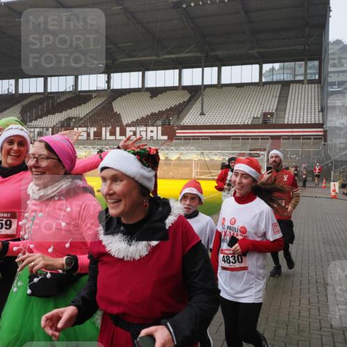 07.12.2025 - St. Pauli X-Mass-Run No. 15 Fabian Wolf http://msf.ph/oto/9409257 07.12.2025 11:08:34 Ziel 152, 155, 166, 396, 446, 758, 784, 1184, 1424, 1491, 1625, 1706, 2259, 2893, 4584, 4819, 4830 meine-sportfotos.de
