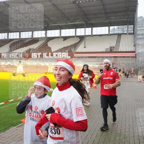 07.12.2025 - St. Pauli X-Mass-Run No. 15 Fabian Wolf http://msf.ph/oto/9409267 07.12.2025 11:08:35 Ziel 152, 155, 166, 446, 784, 1184, 1412, xxxx, 1424, 1491, 1625, 1706, 2259, 2893, 4584, 4819, 4830 meine-sportfotos.de