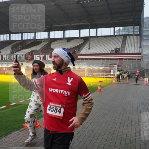 07.12.2025 - St. Pauli X-Mass-Run No. 15 Fabian Wolf http://msf.ph/oto/9409283 07.12.2025 11:08:36 Ziel 152, 155, 166, 446, 784, 1184, 1412, xxxx, 1424, 1491, 1625, 2259, 2893, 4584, 4819, 4830 meine-sportfotos.de