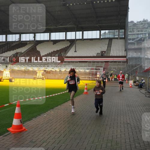 07.12.2025 - St. Pauli X-Mass-Run No. 15 Fabian Wolf http://msf.ph/oto/9409289 07.12.2025 11:08:42 Ziel 1184, 1412, xxxx, 1424, 1464, 1491, 1625, 2259, 2893, 4471, 4584, 4819, 4830 meine-sportfotos.de