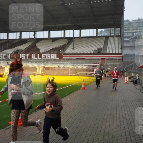 07.12.2025 - St. Pauli X-Mass-Run No. 15 Fabian Wolf http://msf.ph/oto/9409307 07.12.2025 11:08:43 Ziel 1412, xxxx, 1424, 1464, 1491, 1625, 2259, 2893, 4471, 4584, 4819, 4830 meine-sportfotos.de