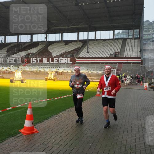 07.12.2025 - St. Pauli X-Mass-Run No. 15 Fabian Wolf http://msf.ph/oto/9409325 07.12.2025 11:08:47 Ziel 1412, xxxx, 1464, 2879, 2893, 2898, 4471 meine-sportfotos.de