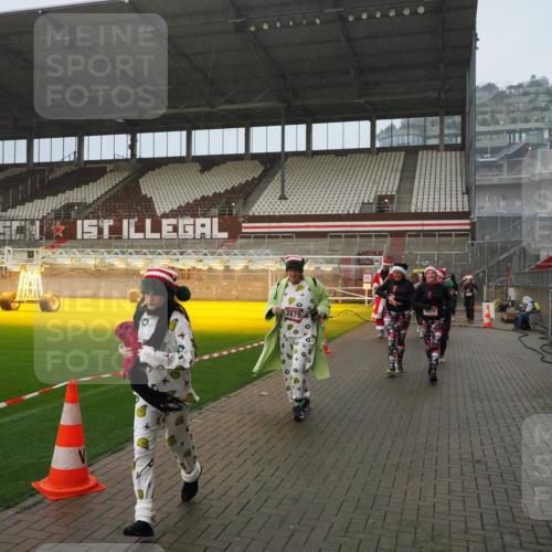 07.12.2025 - St. Pauli X-Mass-Run No. 15 Fabian Wolf http://msf.ph/oto/9409355 07.12.2025 11:08:55 Ziel 335, 338, 341, 495, 496, 619, 1205, 1211, 1412, xxxx, 1464, 1502, 1511, 2070, 2879, 2898, 4471 meine-sportfotos.de