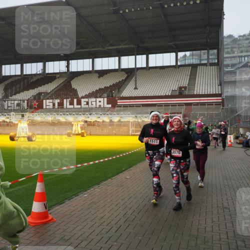 07.12.2025 - St. Pauli X-Mass-Run No. 15 Fabian Wolf http://msf.ph/oto/9409378 07.12.2025 11:08:57 Ziel 335, 338, 341, 495, 496, 619, 1136, 1138, 1140, 1205, 1211, 1464, 1502, 1511, 2070, 2879, 2898, 4471 meine-sportfotos.de