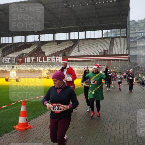 07.12.2025 - St. Pauli X-Mass-Run No. 15 Fabian Wolf http://msf.ph/oto/9409402 07.12.2025 11:09:00 Ziel 335, 338, 341, 495, 496, 619, 1136, 1138, 1140, 1205, 1211, 1502, 1511, 2070, 2879, 2898 meine-sportfotos.de