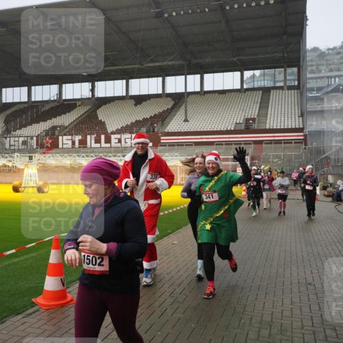 07.12.2025 - St. Pauli X-Mass-Run No. 15 Fabian Wolf http://msf.ph/oto/9409405 07.12.2025 11:09:00 Ziel 335, 338, 341, 495, 496, 619, 1136, 1138, 1140, 1205, 1211, 1502, 1511, 2070, 2879, 2898 meine-sportfotos.de