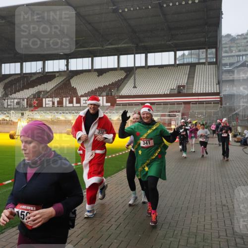 07.12.2025 - St. Pauli X-Mass-Run No. 15 Fabian Wolf http://msf.ph/oto/9409408 07.12.2025 11:09:00 Ziel 335, 338, 341, 495, 496, 619, 1136, 1138, 1140, 1205, 1211, 1502, 1511, 2070, 2879, 2898 meine-sportfotos.de
