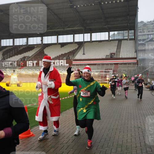 07.12.2025 - St. Pauli X-Mass-Run No. 15 Fabian Wolf http://msf.ph/oto/9409411 07.12.2025 11:09:00 Ziel 335, 338, 341, 495, 496, 619, 1136, 1138, 1140, 1205, 1211, 1502, 1511, 2070, 2879, 2898 meine-sportfotos.de