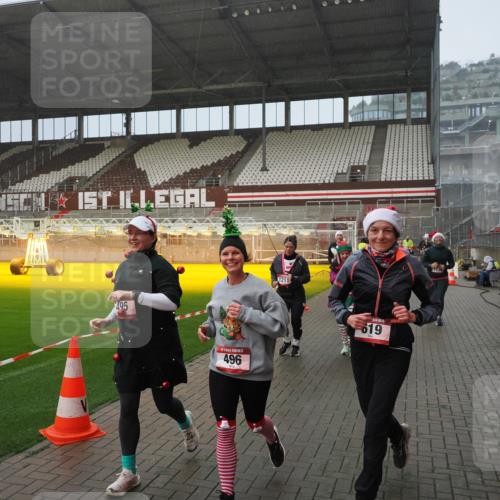 07.12.2025 - St. Pauli X-Mass-Run No. 15 Fabian Wolf http://msf.ph/oto/9409435 07.12.2025 11:09:04 Ziel 335, 338, 341, 495, 496, 619, 1136, 1138, 1140, 1205, 1211, 1502, 1511, 1574, 2070, 2879, 2898 meine-sportfotos.de